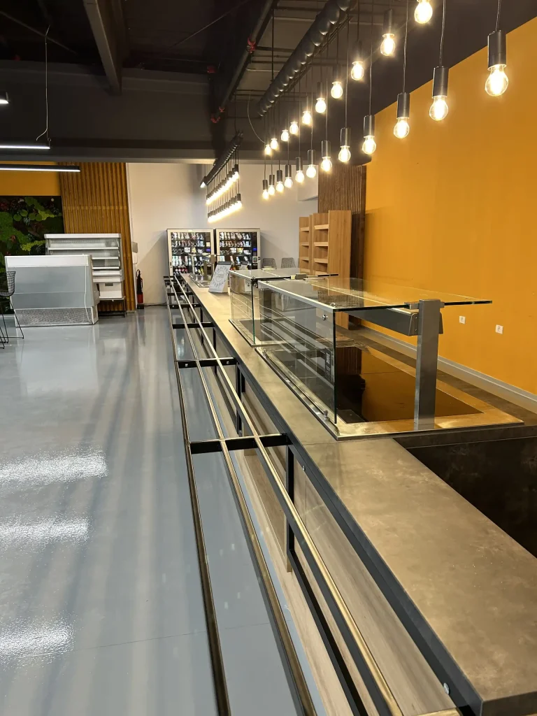 Raion de gastronomie cu vitrine calde