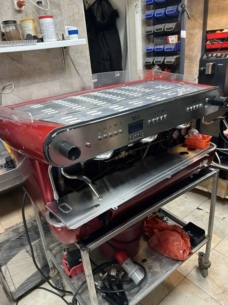 Espressor profesional în lucru pe bancul Atelierului Polidom