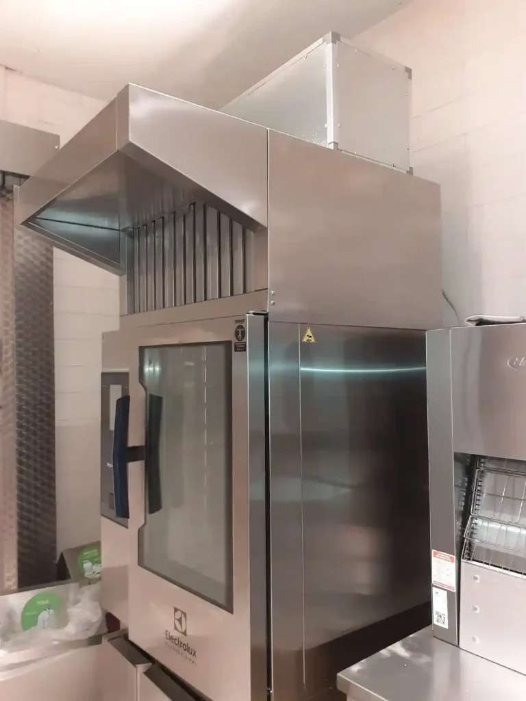 Cuptor combinat profesional într-o bucătărie